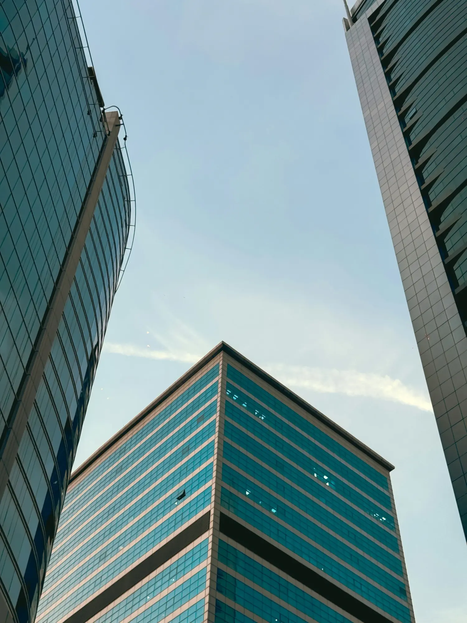 Moderne Glasgebäude vor blauem Himmel