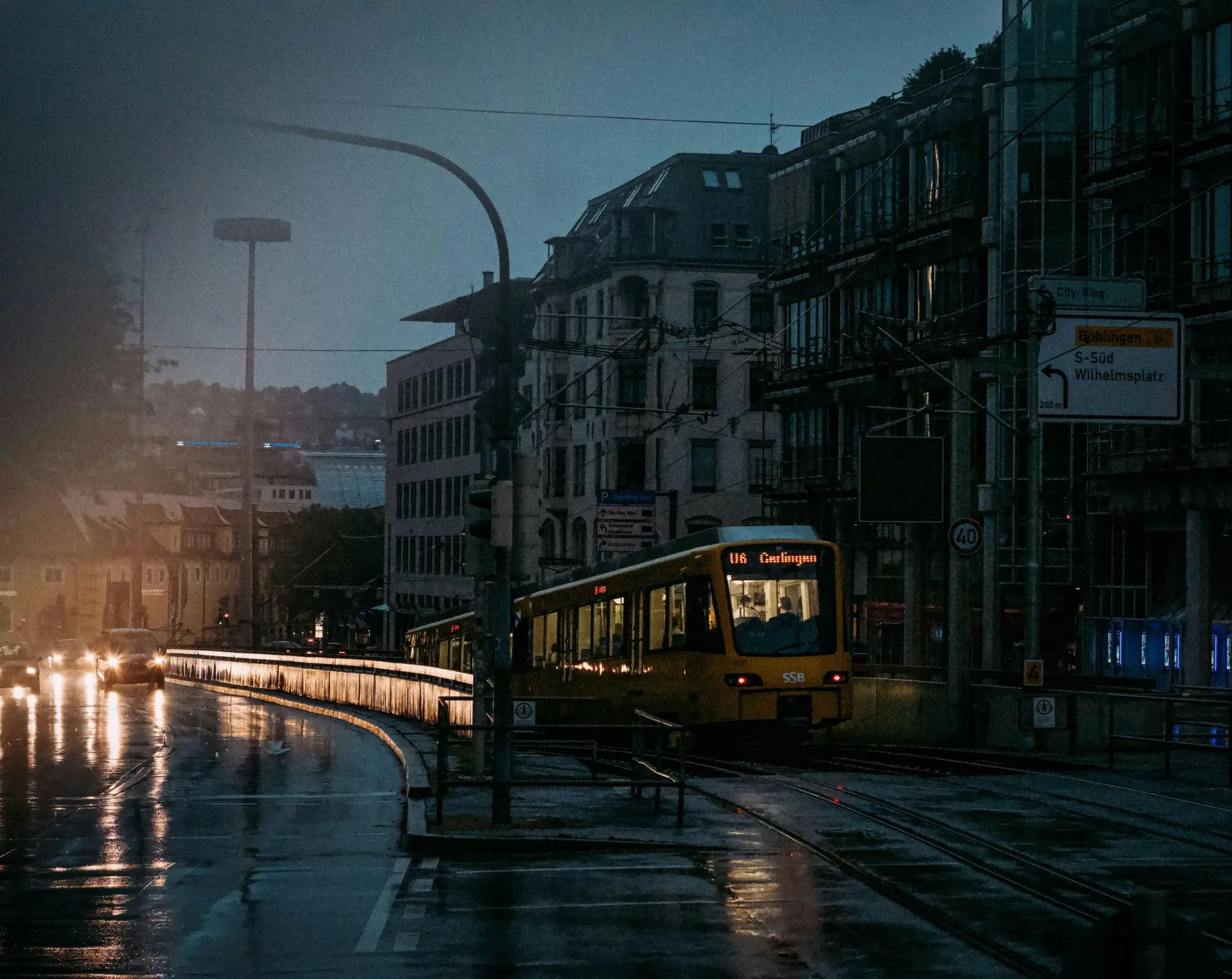 Stadt bei Nacht mit Straßenbahn